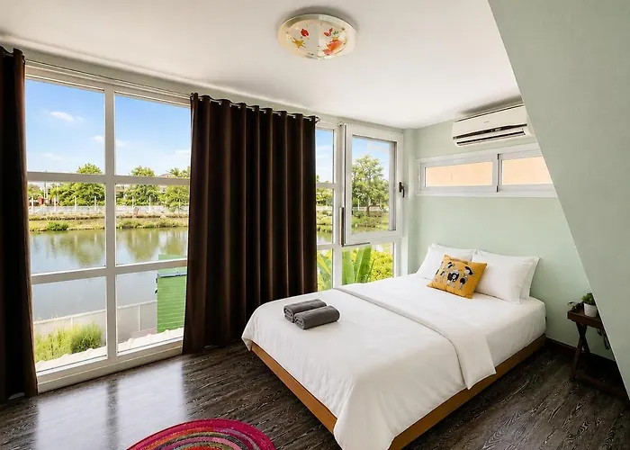 בית נופש 5br Waterfront House With Hot Tub For 10 Guests בנגקוק